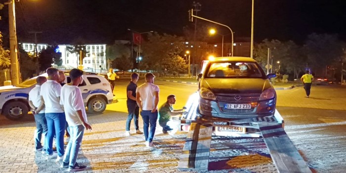 Otomobille hafif ticari araç çarpıştı: 4 yaralı